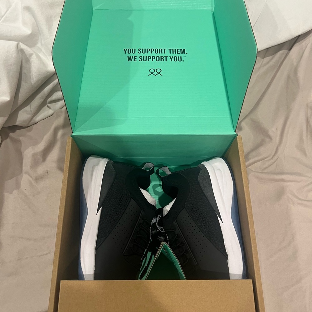 NIB Clove Women’s size 8.5 Black Shoes